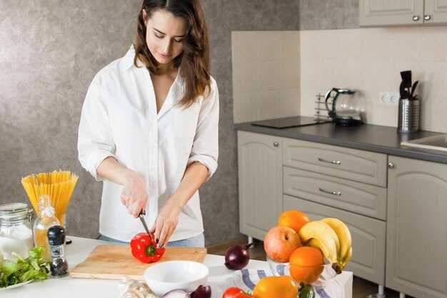 Создание удобной и функциональной среды в пределах кухни начинается с грамотного расставления элементов интерьера. Используйте магнитные держатели для ножей, чтобы освободить место на столешнице и сделать их доступными для использования. Это не только практично, но и добавляет визуальной легкости.