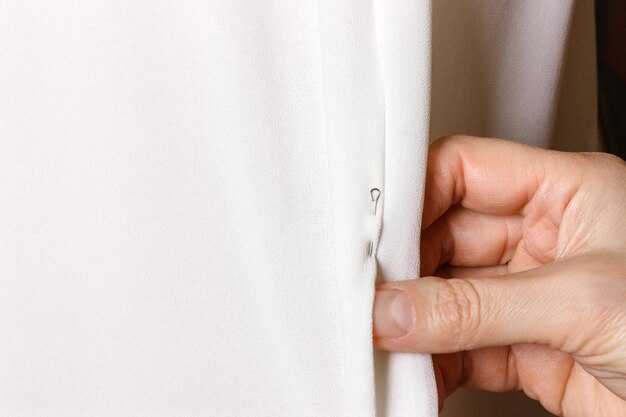 При выборе крепежных элементов стоит обратить внимание на материал. Металлические варианты обеспечивают надежность и долговечность, тогда как пластиковые легки в установке и могут быть доступны в различных цветах.