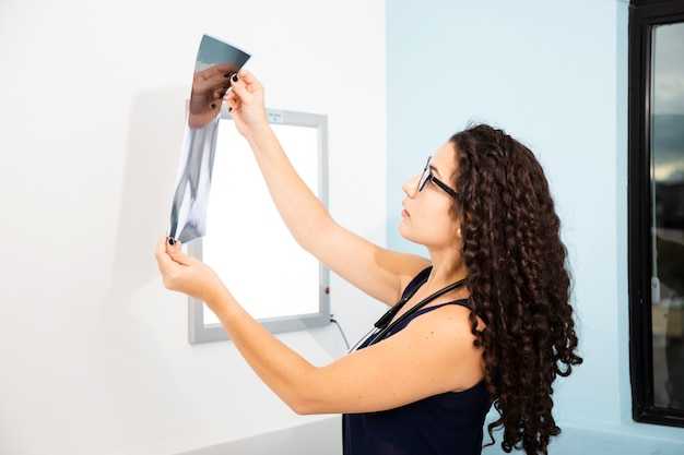 Процесс приклеивания зеркала