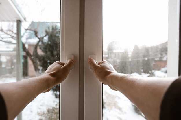 Процесс установки пластикового окна